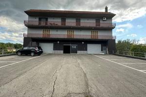 Locale commerciale con parcheggio