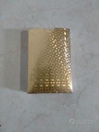 carte da gioco oro ancora con la plastica