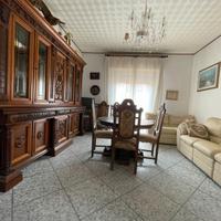 Sala completa con divani, anche singoli pezzi