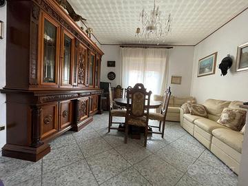 Sala completa con divani, anche singoli pezzi