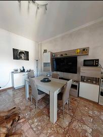 Soggiorno con tavolo e sedie 