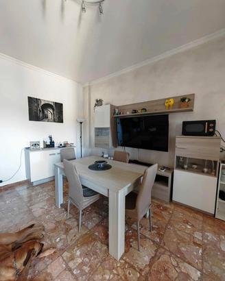 Soggiorno con tavolo e sedie 