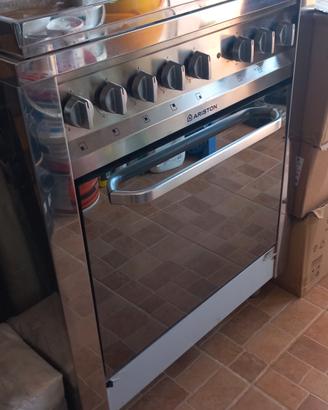  Cucina a gas Ariston pari al nuovo