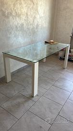 Tavolo in vetro moderno