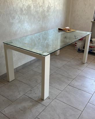Tavolo in vetro moderno