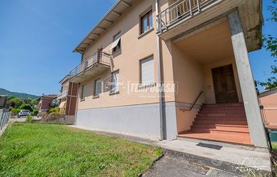 BIFAMIGLIARE CON GIARDINO PRIVATO E GARAGE TRIPLO
