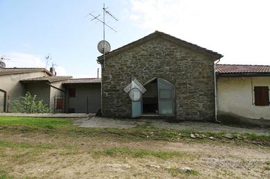 CASA SEMINDIPENDENTE A VERNIO