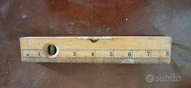 Righello con bolla in legno vintage 