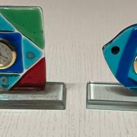 Due orologi da collezione in vetro colorato.