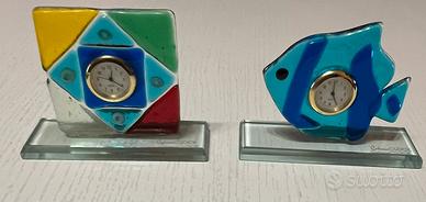Due orologi da collezione in vetro colorato.