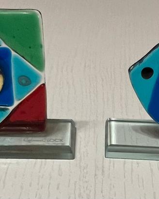 Due orologi da collezione in vetro colorato.