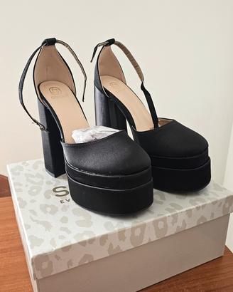 Scarpe nere con tacco alto, nuove