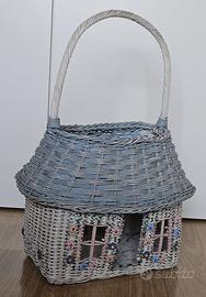 Cestino in vimini a forma di casetta.