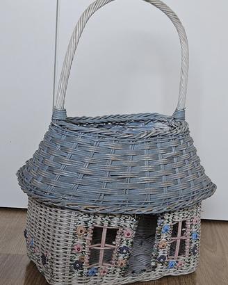 Cestino in vimini a forma di casetta.
