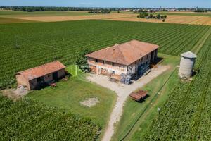 CASOLARE INDIPENDENTE CON AMPIA CORTE PRIVATA - DA