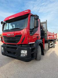IVECO 460 CON GRU E RIBALTABILE