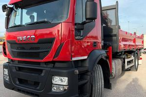 IVECO 460 CON GRU E RIBALTABILE
