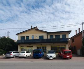 Unita' commerciale con ampio parcheggio