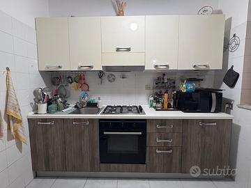 cucina completa di elettrodomestici