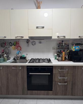 cucina completa di elettrodomestici