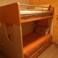Camera completa con letto a castello, scrivania e