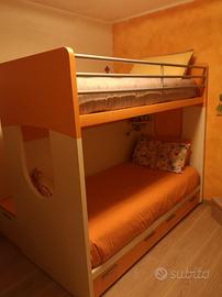 Camera completa con letto a castello, scrivania e