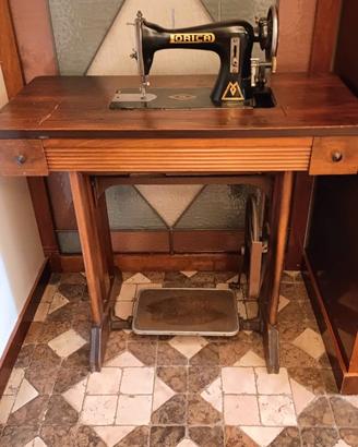MACCHINA DA CUCIRE "ORECA" VINTAGE   CON MOBILETTO