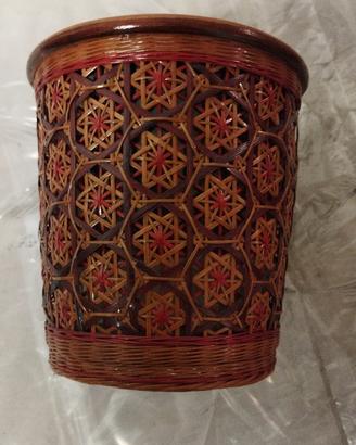 Vaso in ceramica ricoperto in vimini. 