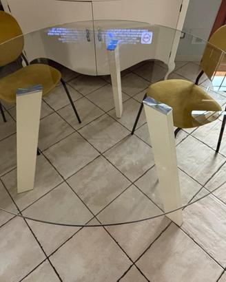 Tavolo in vetro trasparente con gambe in metallo