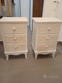 due comodini stile shabby colore bianco sporco 