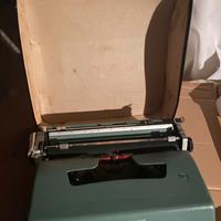 Macchina da scrivere Olivetti Lettera 32