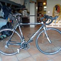 Bicicletta da corsa Pinarello, casco e scarpe