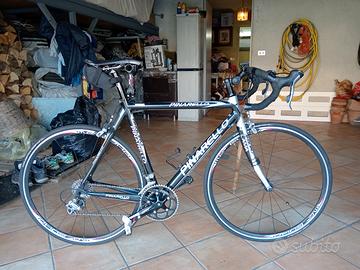 Bicicletta da corsa Pinarello, casco e scarpe