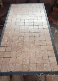 Tavolo in ferro con piastrelle 