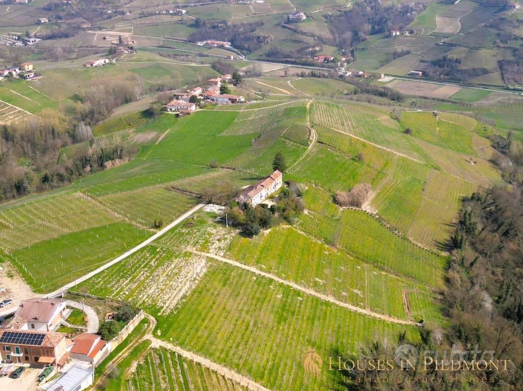 Rustico / Casale di 400 m² con più di 5 locali a C - Vista 2