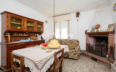 PORZIONE DI CASA CON INGRESSO INDIPENDENTE E GIARD