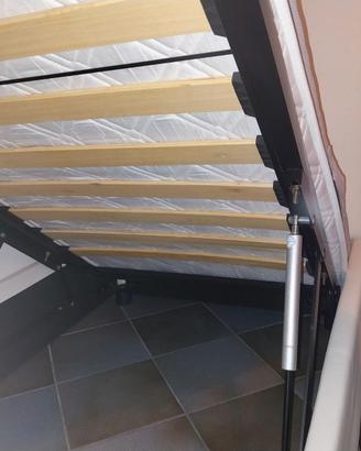Letto contenitore con materasso.
