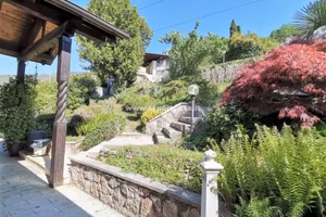 Villa di 395 m² con più di 5 locali e box auto a R