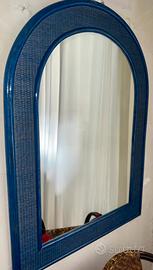 Specchio ad arco in legno e rattan/ vimini blu
