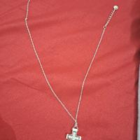 Collana Pandora a forma di croce.