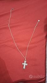 Collana Pandora a forma di croce.