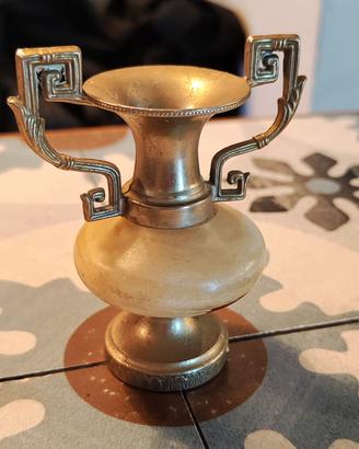 Miniatura di anfora. Onice e metallo 