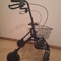 Deambulatore rollator con cestino