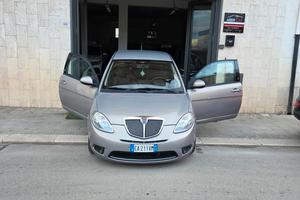 Lancia Ypsilon 1.3 MJT 75 CV Versus