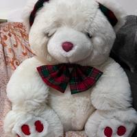 Orso peluche bianco con fiocco scozzese