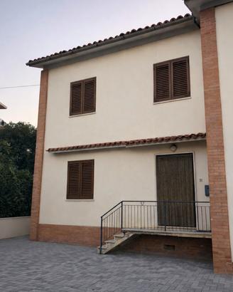 Villino a schiera con ampio garage
