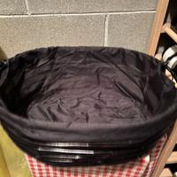 Cesto di vimini nero con manici