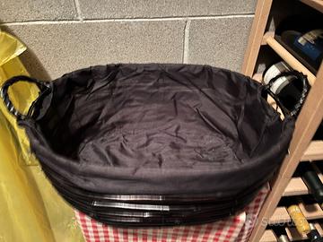 Cesto di vimini nero con manici