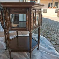 Vetrinetta in legno massello con vetri e intagli