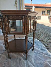 Vetrinetta in legno massello con vetri e intagli